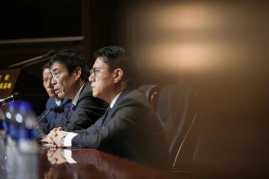 姚克一年前从年夜陆迁居澳门担当遗产，不意在生意场上被人骗走40万巨款，好在他的恋人、深圳乐美化装品公司司理李萍调用公司年夜笔外汇，帮他还清清偿务，李萍却是以遭到查察机关批示犯有经济贪污罪。多年来，李萍与女儿婷婷相依为命，自从姚克呈现，李萍把一切都依靠在深爱她的姚克身上，是以不克不及目睹他堕入窘境而不救助。姚克不忍李萍受连累，冒险买下两本不法护照，筹办携李萍出境。特区查察院的肖宇光以国际刑警的身份到澳门获得了李萍娜用公款的证据后回到深圳，在查察院的会议上提出本身对这一事务的观点。他以为李萍在公司危难之际接任司理